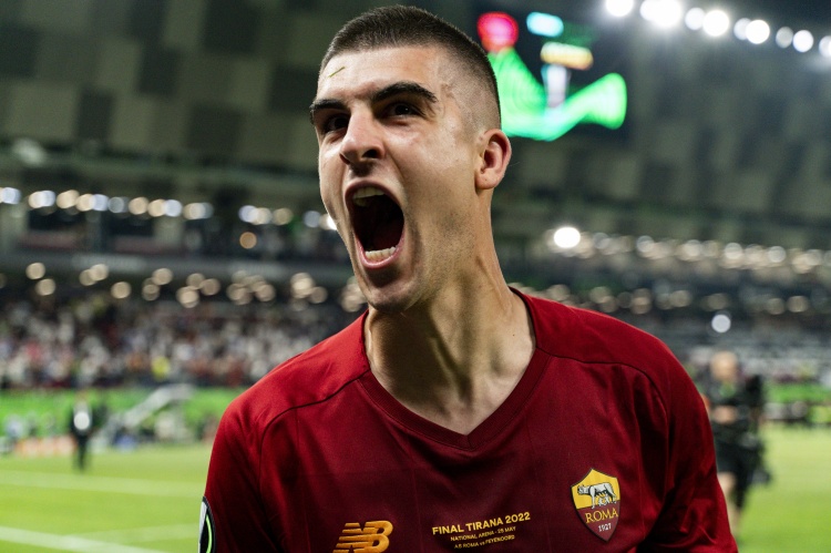 kaiyun-罗体：曼奇尼赛后怒摔面具发泄，此前还指责队友切利克未及时沟通